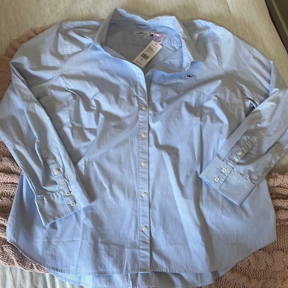 Vineyard Vines Tops - NWT Vineyard Vines Striped Chilmark classic button down in Hydrangea